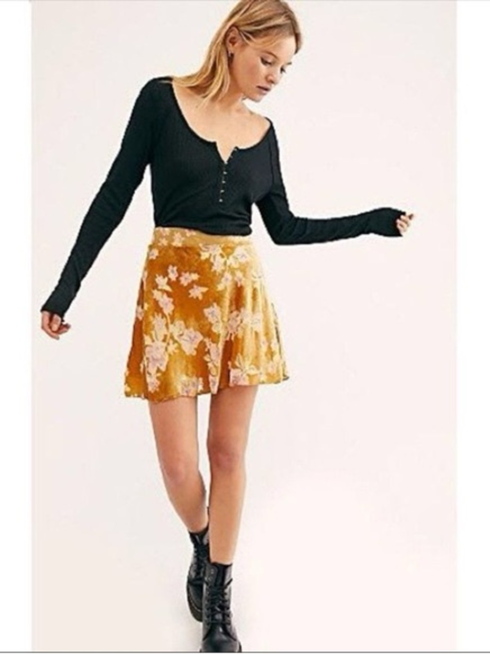 Free People Margaux Size 2 |
Velvet Floral Mini Skirt